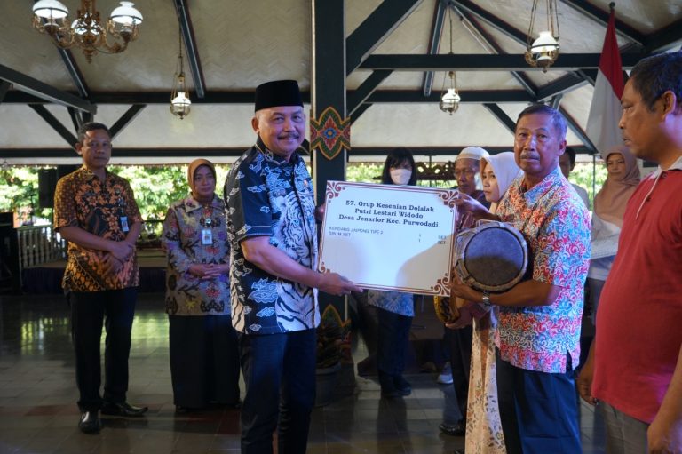 Puluhan Grup Kesenian Tradisional Terima Bantuan Alat Kesenian