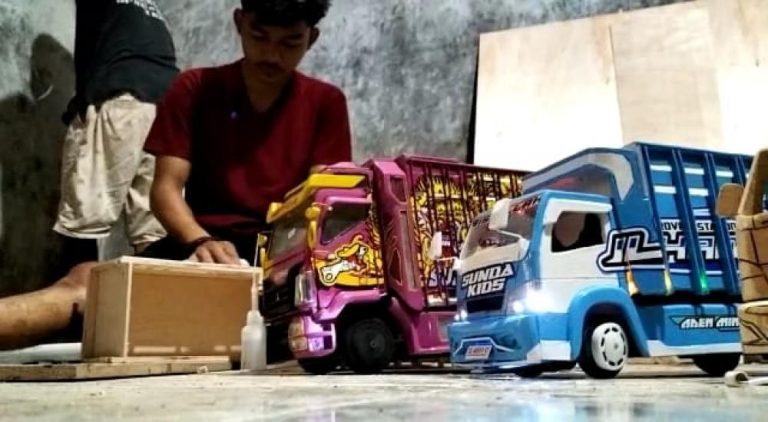 Berawal dari Hobi, Kini Mendulang Hasil dari Membuat Miniatur Truk