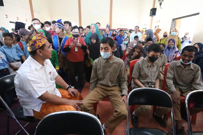 Senangnya Gus Yasin Lihat Semangat Anak Difabel Belajar Mandiri