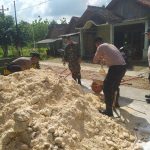 Antisipasi Jalan Longsor, Petugas Gabungan di Jiken Kerja Bakti Membuat Bronjong