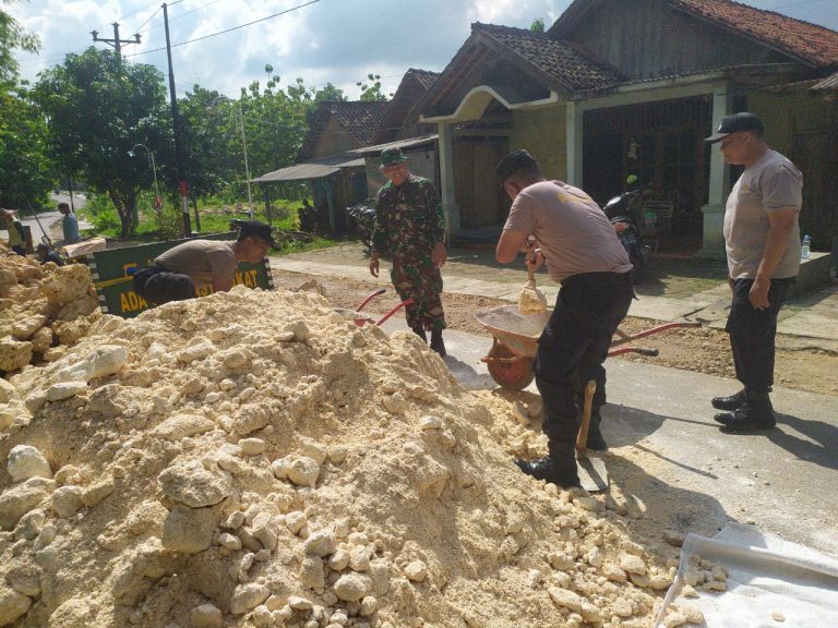 Antisipasi Jalan Longsor, Petugas Gabungan di Jiken Kerja Bakti Membuat Bronjong