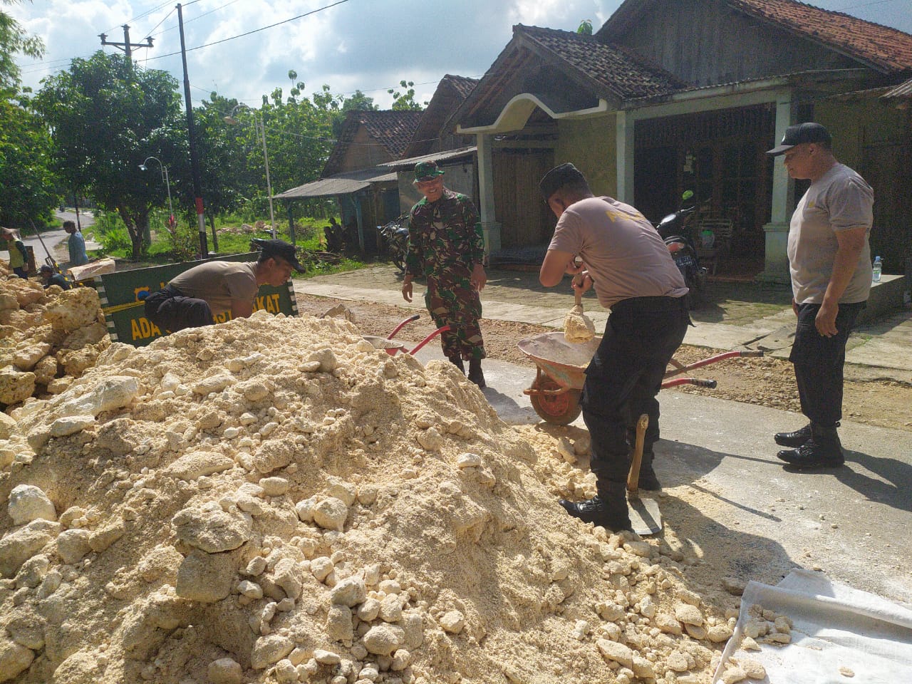 Antisipasi Jalan Longsor, Petugas Gabungan di Jiken Kerja Bakti Membuat Bronjong