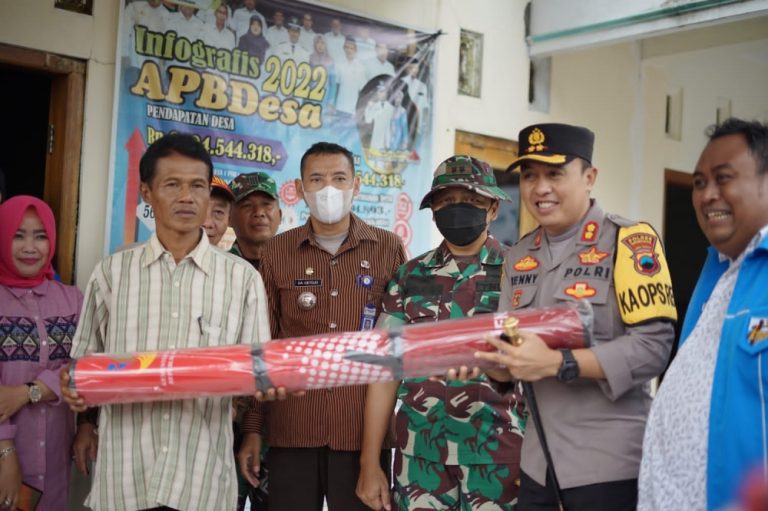 Polres Grobogan Berikan Bantuan untuk Korban Banjir Bandang di Geyer
