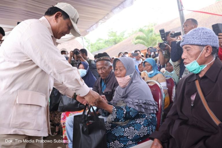 Sambangi Lumajang, Menhan Prabowo Berdialog dengan Masyarakat dan Berikan Bantuan