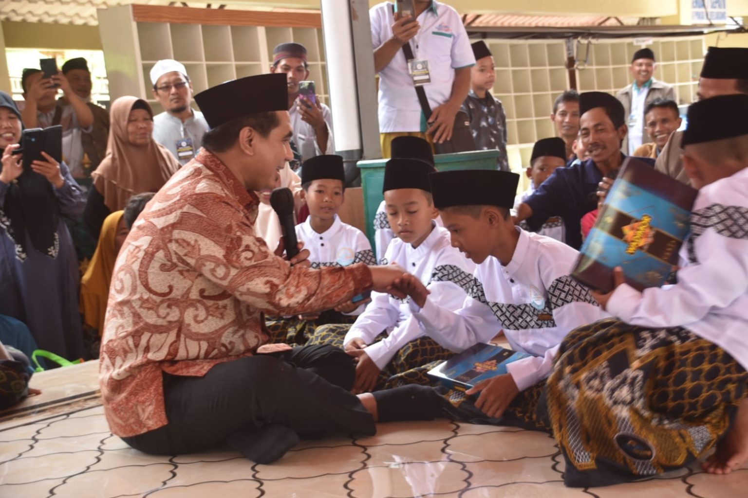 Hadiri Khitanan Massal di Demak, Gus Yasin Tekankan Gotong Royong untuk Kebaikan