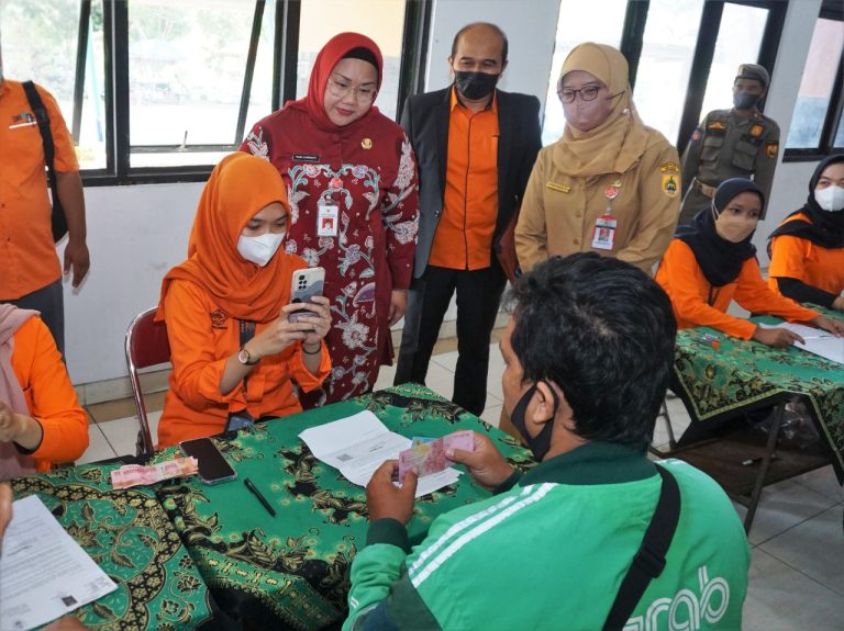 Ratusan Pengemudi Jasa Transportasi Umum Terima BLT BBM