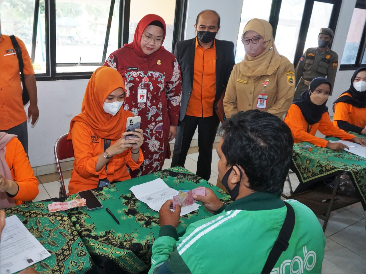 Ratusan Pengemudi Jasa Transportasi Umum Terima BLT BBM