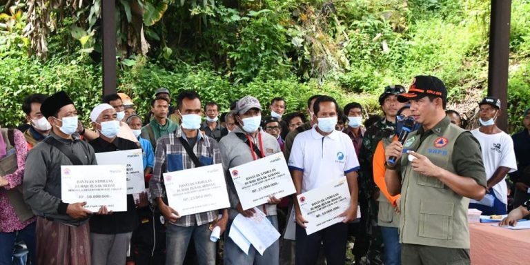 Kepala BNPB Serahkan Dana Stimulan Kepada 647 Warga Nagrak Terdampak Gempabumi Cianjur