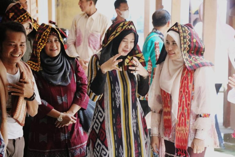 Dikunjungi Ketua Dekranasda Lampung Selatan, Ternyata Tenun Ikat Inuh Diproduksi di Jepara