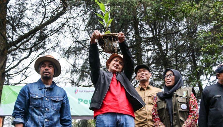 Ganjar Pranowo Tanam Kopi Arabica dan Sambangi KWT Binaan Upland