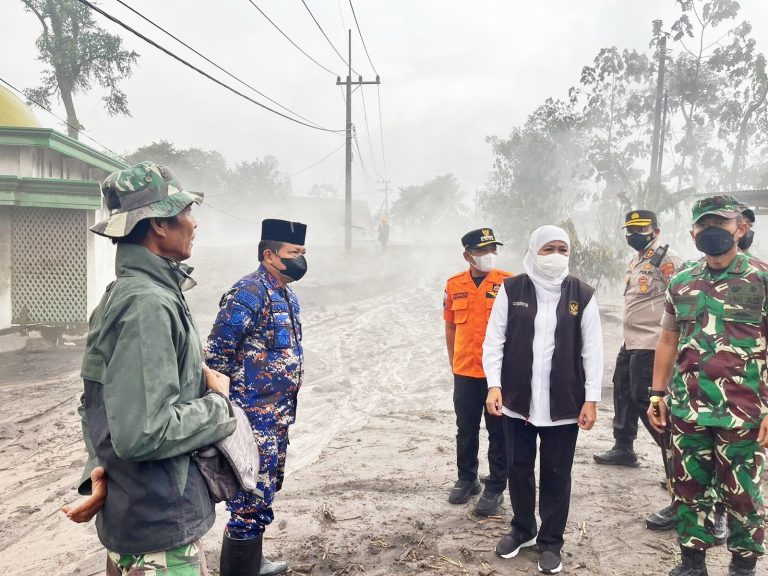 Status Gunung Semeru Masih Level IV, Gubernur Khofifah Minta Masyarakat Tidak Panik dan Segera Evakuasi Diri
