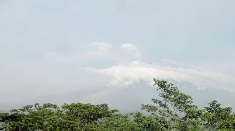 Gunung Semeru Masih Keluarkan Awan Panas Guguran Radius 1 KM
