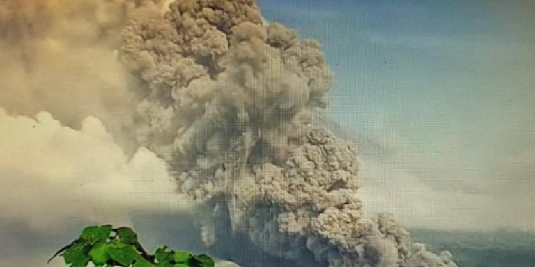 BNPB: Kecil Kemungkinan Letusan Gunung Semeru Memicu Tsunami