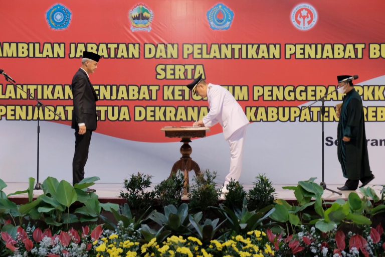 Lantik Pj Bupati Brebes, Ganjar Ingatkan PR Kemiskinan, Penanganan Bawang, dan Investasi