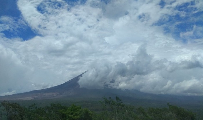 Gunung Semeru Kembali Mengeluarkan Lava Pijar Sejauh 800 Meter
