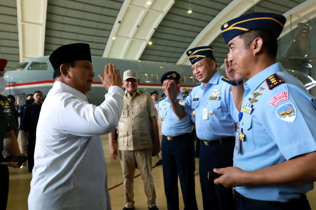 Menhan Prabowo Tinjau Pesawat Interim Falcon 7X dan 8X TNI AU