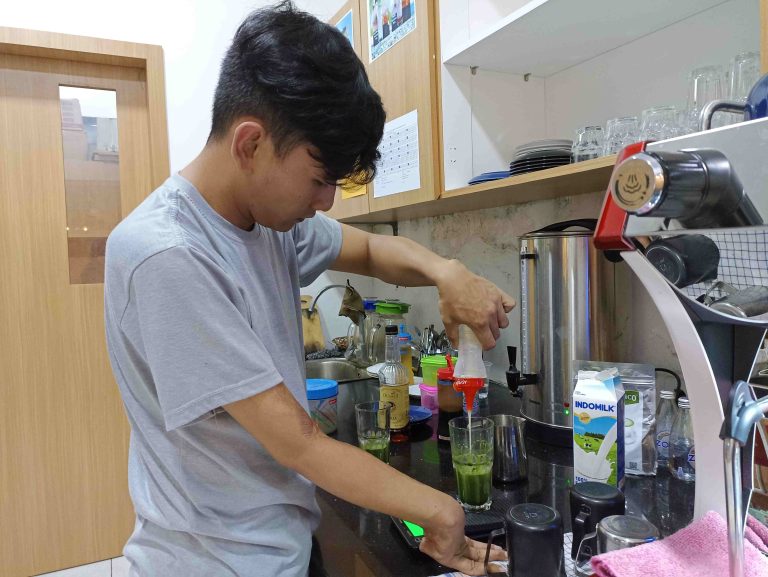 Keren, Disabilitas Racik Minuman Kekinian di Kafe eRCe Manahan Solo