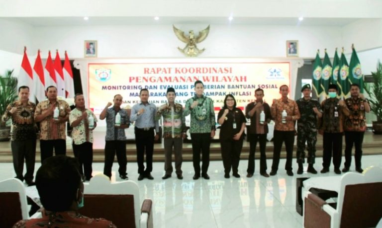 Bupati Kendal Serahkan Bantuan 54.286 Liter Pupuk Cair Kepada Para Petani