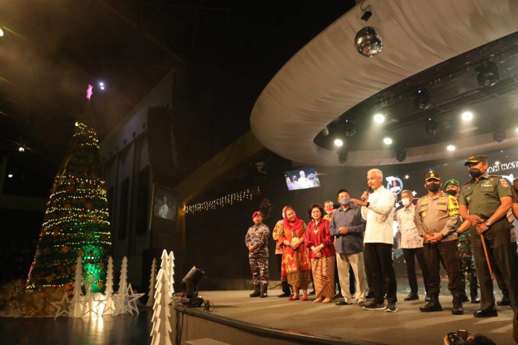 Perayaan Malam Natal, Ganjar Kunjungi Gereja Katedral dan Holy Stadium