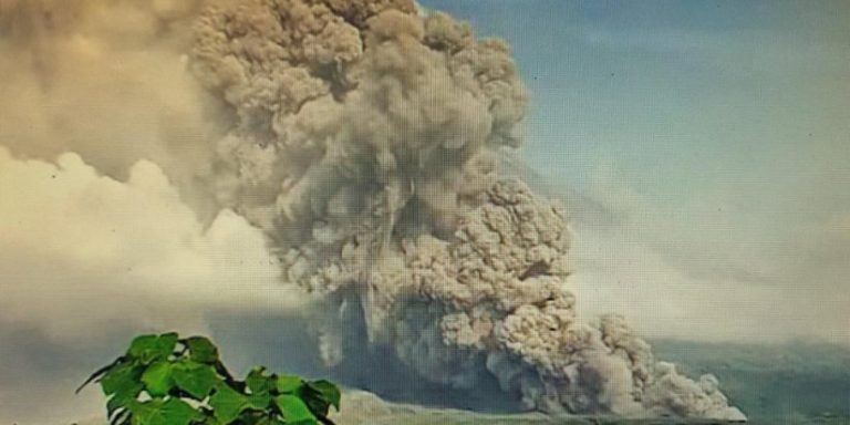 Semeru Semburkan APG, Warga di Zona Merah Diminta Kosongkan Tempat