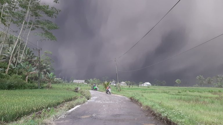 Semeru Terpantau Masih Luncurkan Awan Panas