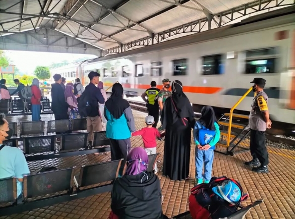 Polsek Geyer Pantau Stasiun Kereta Api Gundih Saat Libur Nataru
