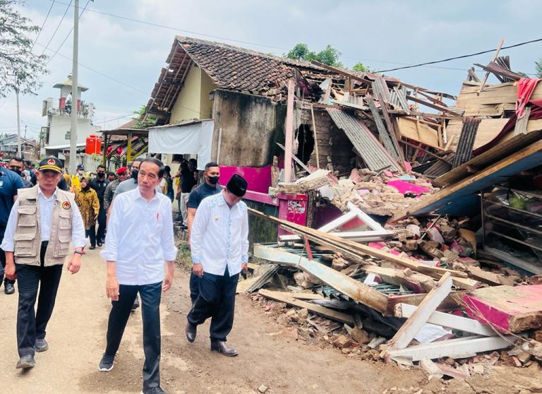 Presiden Kunjungi Cianjur, Pastikan Dimulainya Rekonstruksi dan Bantuan Jangkau Semua Korban