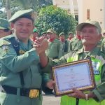 Puluhan Tahun Jadi Linmas, Parli Terima Penghargaan