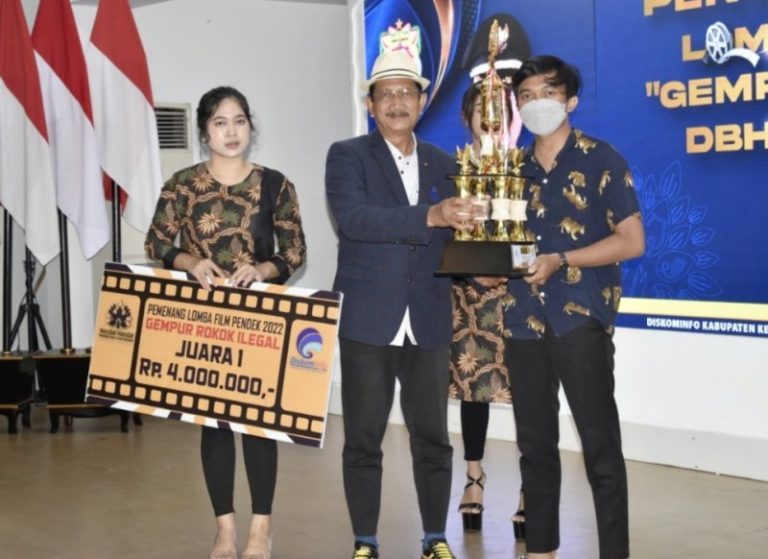 Diskominfo Kendal Serahkan Hadiah Lomba Film Pendek Gempur Rokok Ilegal