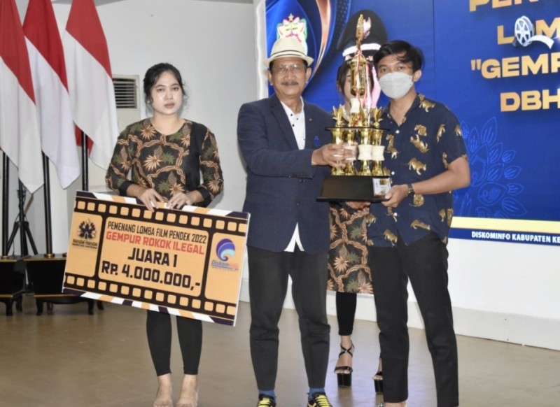 Diskominfo Kendal Serahkan Hadiah Lomba Film Pendek Gempur Rokok Ilegal