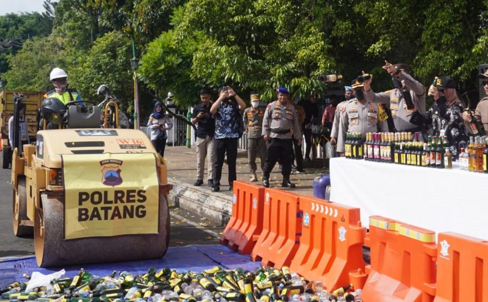 Polres Batang Musnahkan Ribuan Botol dan 1 Jerigen Miras