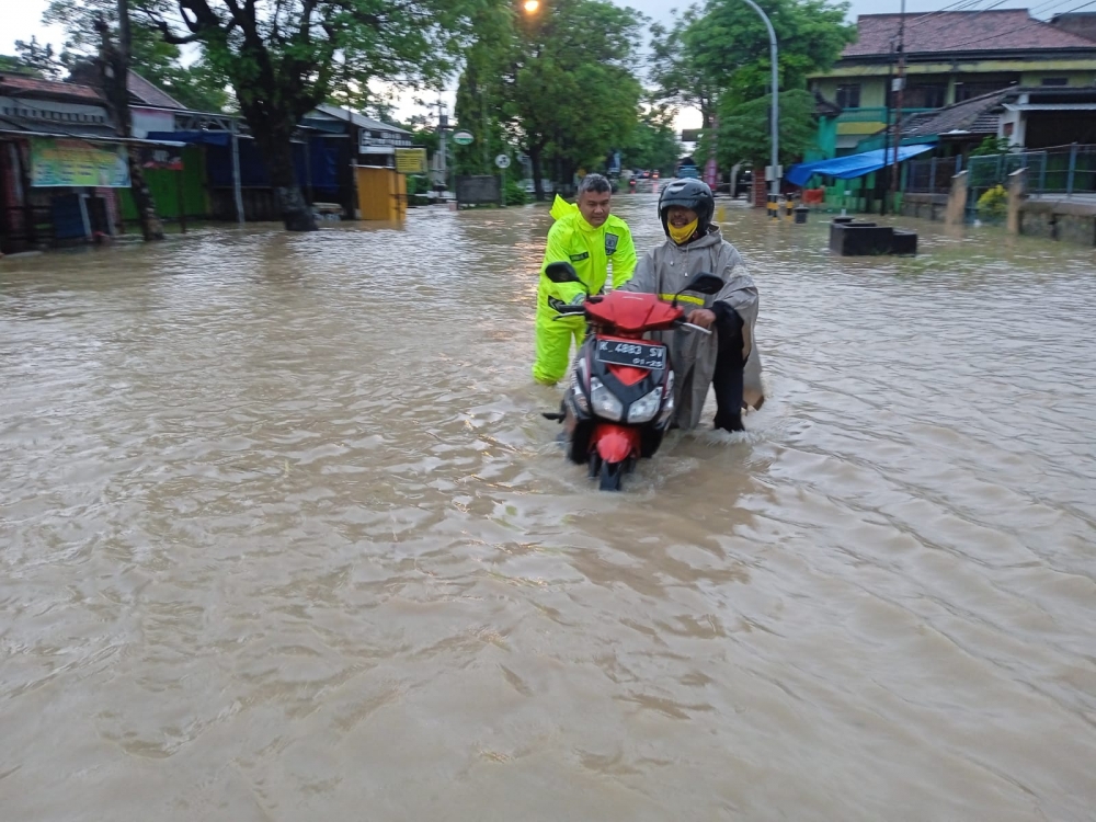 Banjir, Polres Grobogan Alihkan Arus Lalu Lintas Arah Pati dan Kudus