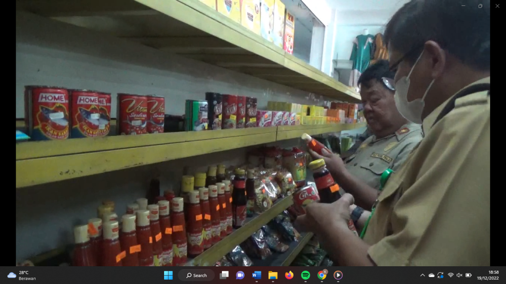 Polsek Grobogan Temukan Bahan Makanan Kedaluarsa, hingga Belatung Saat Sidak Swalayan