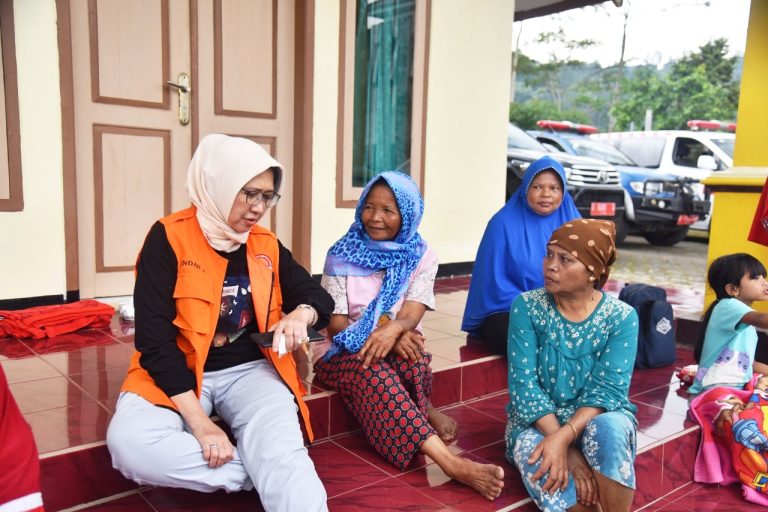 Pemkab Lumajang Siapkan Logistik bagi Pengungsi