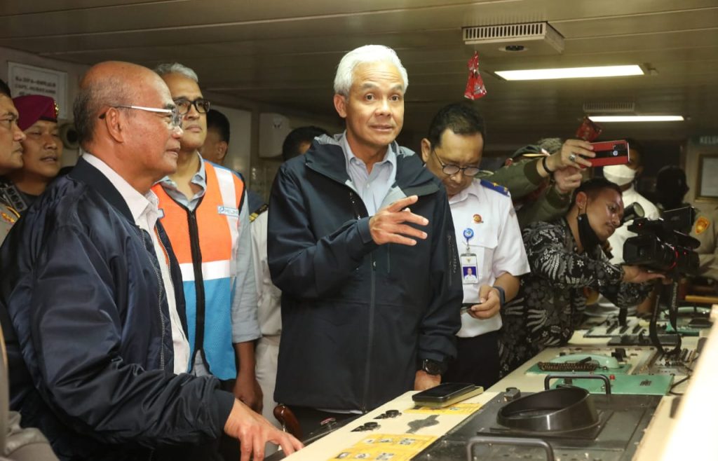 Bawa Penumpang dan Logistik ke Karimunjawa, KM Kelimutu Dilepas Ganjar dan Menko PMK
