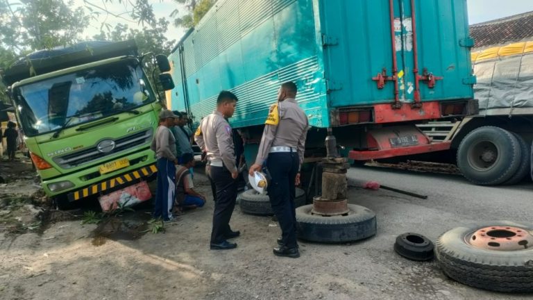 Macet Parah, Petugas Pos Pam Nataru Polres Grobogan Alihkan Arus Lalin
