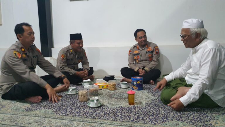 Kapolres Sowan ke Gus Mus di Ponpes Raudlatut Tholibin Leteh Rembang