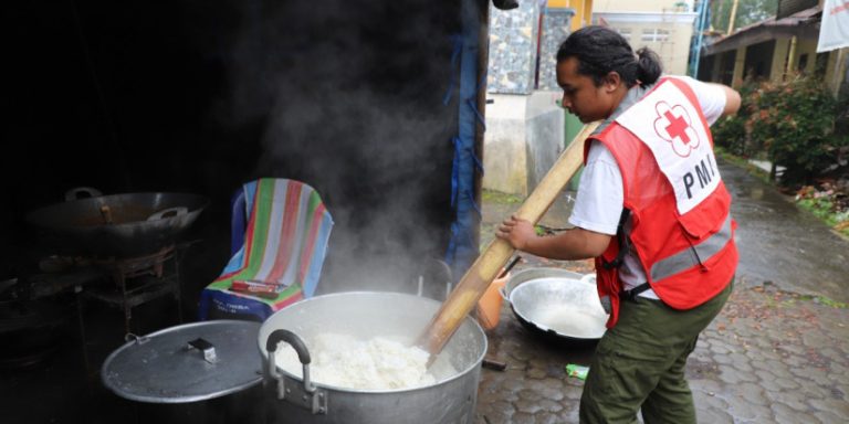 Tim Gabungan Dirikan Dapur Umum untuk Penuhi Kebutuhan Warga Mengungsi Akibat Erupsi Semeru