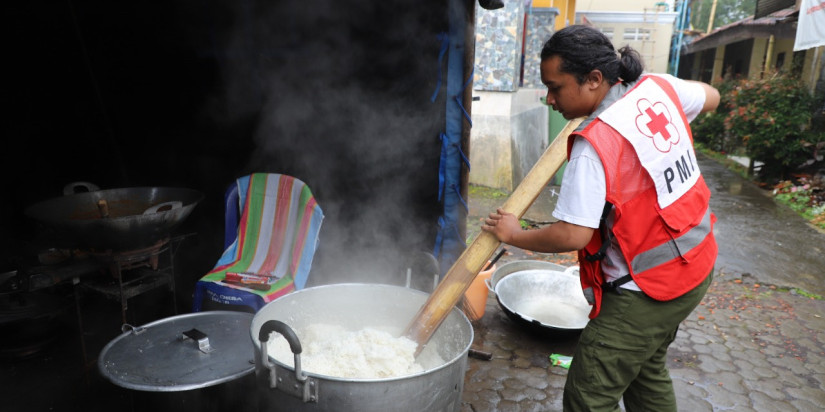 Tim Gabungan Dirikan Dapur Umum untuk Penuhi Kebutuhan Warga Mengungsi Akibat Erupsi Semeru