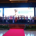 Menaker Serahkan Indonesian Migrant Worker Awards 2022