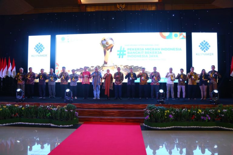 Menaker Serahkan Indonesian Migrant Worker Awards 2022