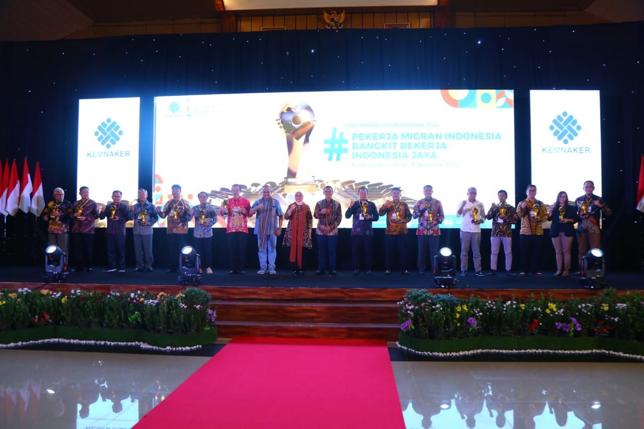 Menaker Serahkan Indonesian Migrant Worker Awards 2022