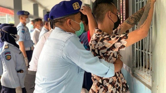 Cegah Gangguan, Petugas Rutan Demak Geledah Blok Hunian