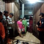 TNI-Polri dan BPBD Evakuasi 7 KK Korban Banjir untuk Mengungsi