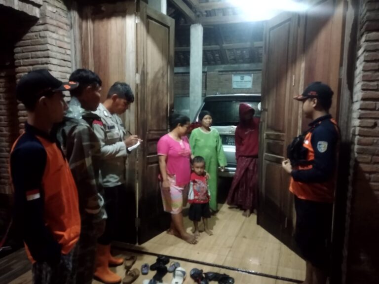 TNI-Polri dan BPBD Evakuasi 7 KK Korban Banjir untuk Mengungsi