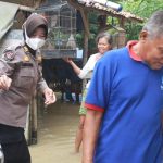 Personel Polres Grobogan Bagikan Nasi Bungkus ke Warga Terdampak Banjir