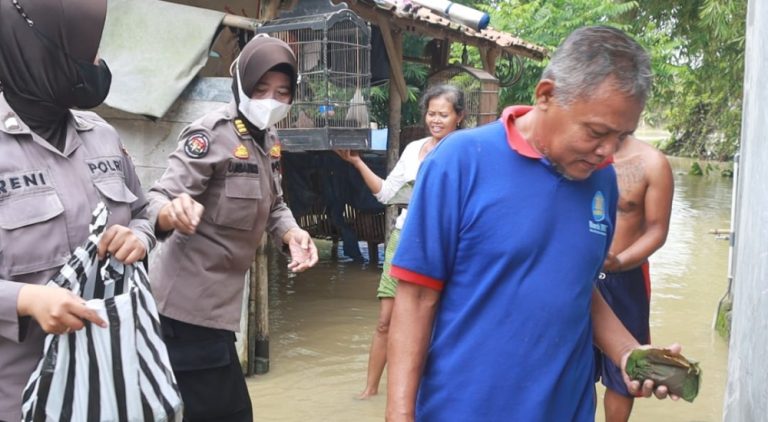 Personel Polres Grobogan Bagikan Nasi Bungkus ke Warga Terdampak Banjir
