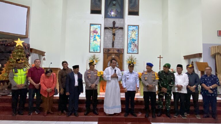 Malam Natal, Kapolres Bersama Forkopimda Kunjungi Gereja di Jepara