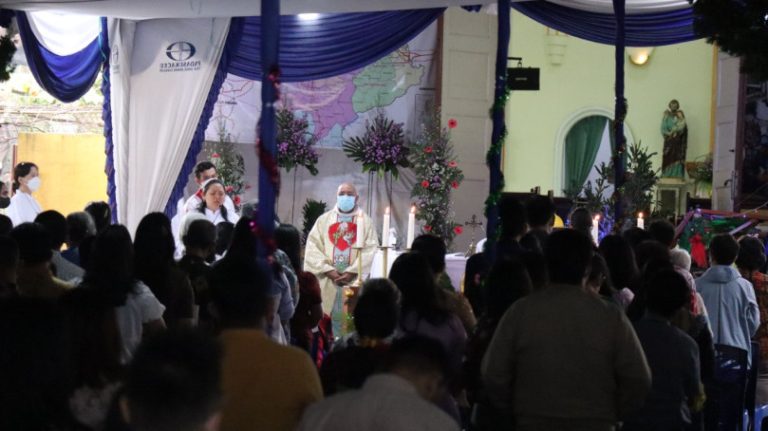 Pascagempa Cianjur, Warga Kristiani Rayakan Natal di Tenda Depan Gereja