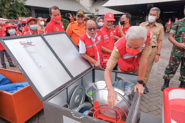 Ganjar Serahkan Peralatan Kedaruratan Bencana Senilai Rp1,5 Miliar kepada PMI Jateng